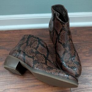 LIKE NEW Clarks Snakeskin Ankle Boots